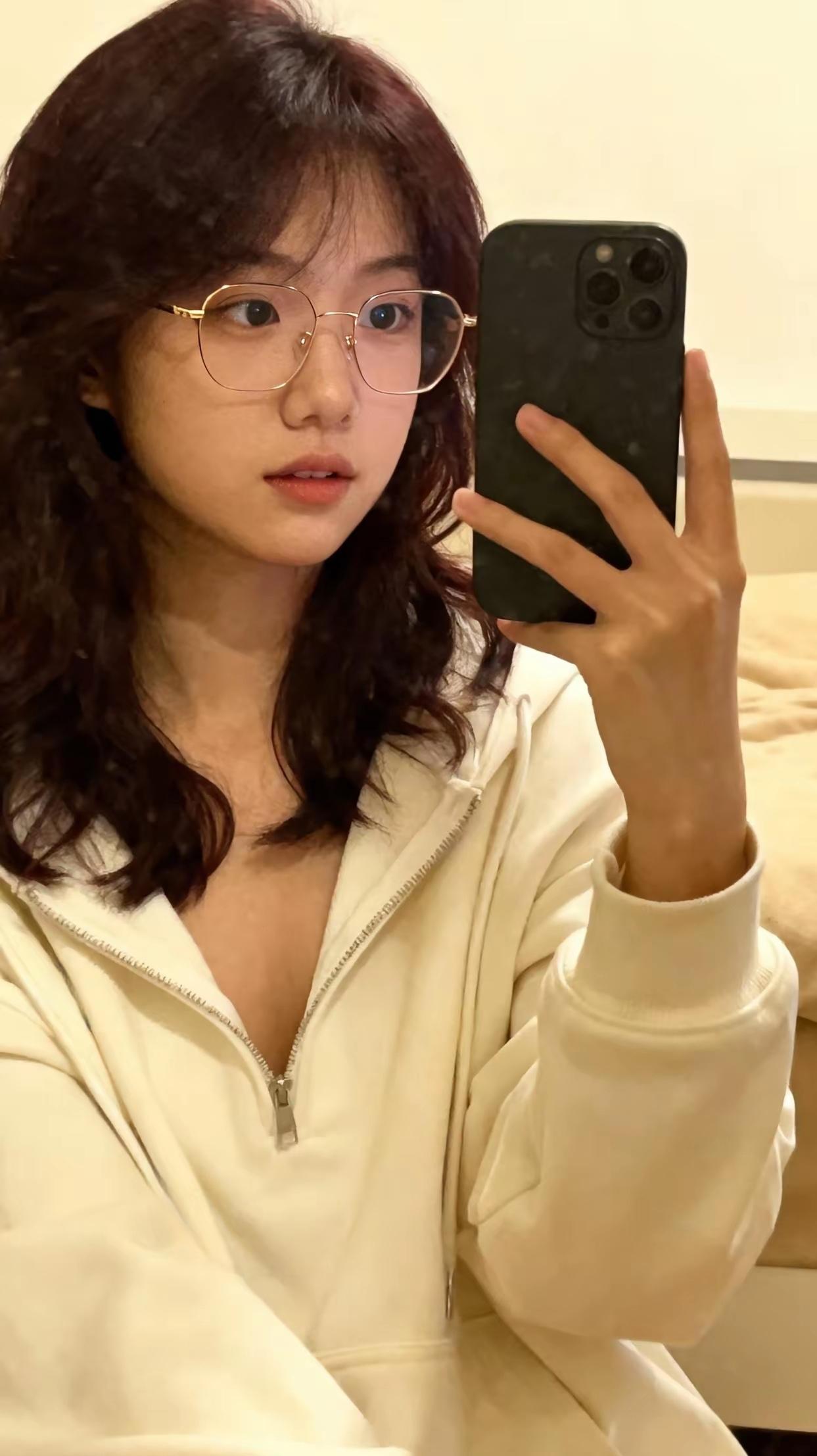 镜中人影，似水流年。