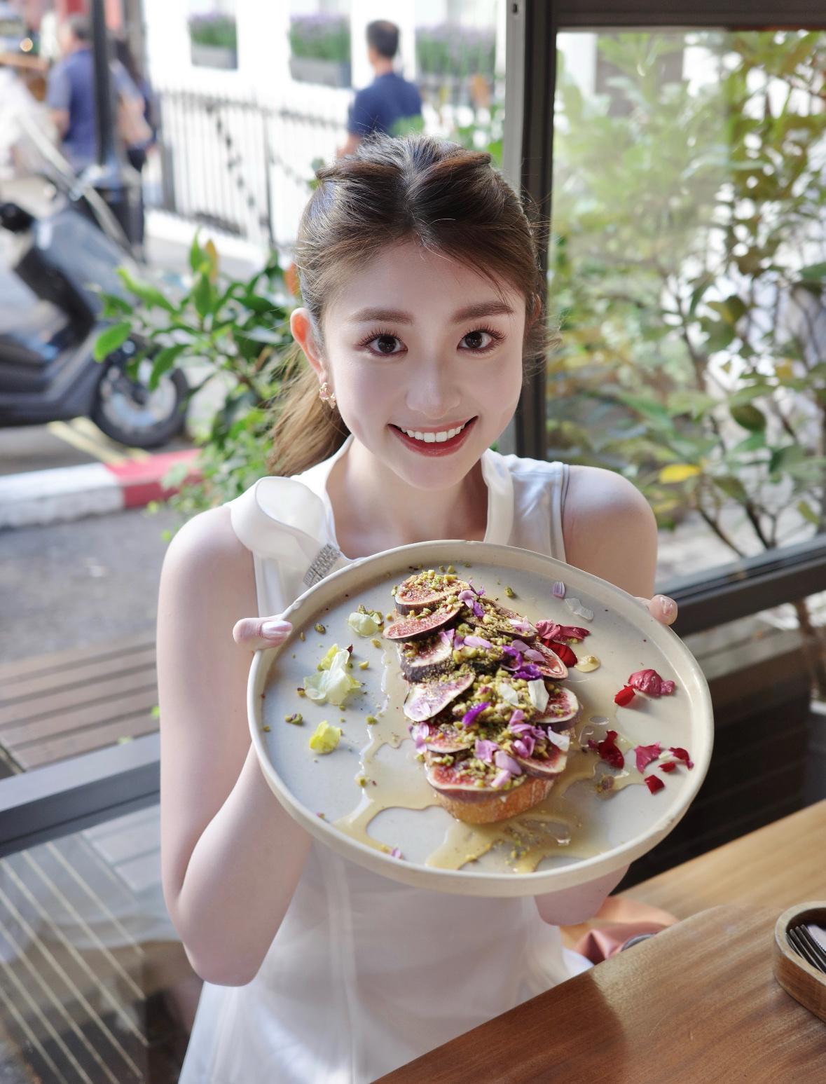 什么？方医生私下里称自己是徐如蓝的小娇妻！徐如蓝还爆料方医生特别特别粘人，像自己