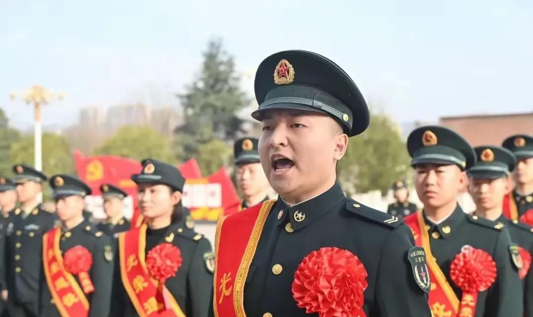 有一位邻居，其虚荣心颇强，满心期望着身为二期士官的儿子能够晋升到三期，转业时能被