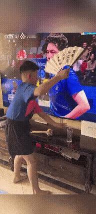 我估计大家做梦也想不到小胖能赢下比赛靠的不是他自己，反而靠的是屏幕外的“小孩