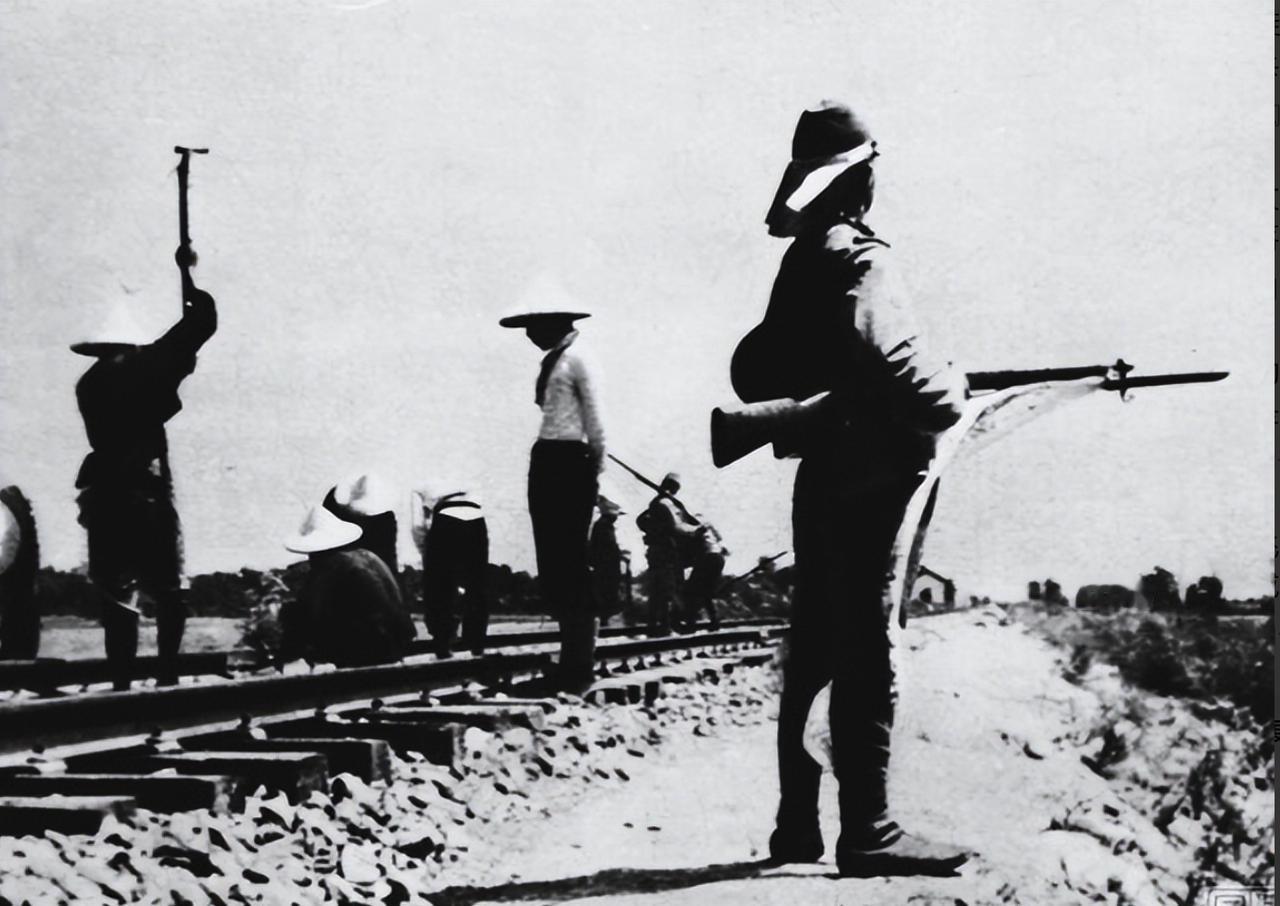 1945年，八路军奇袭野狐岭，日寇穷途末路，奇怪的是，鬼子在鬼鬼祟祟烧东西，几天