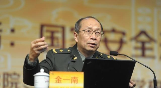 有一次，记者问金一南：“为什么英国宁愿归还东方之珠-香港，却以损失6艘军舰、10