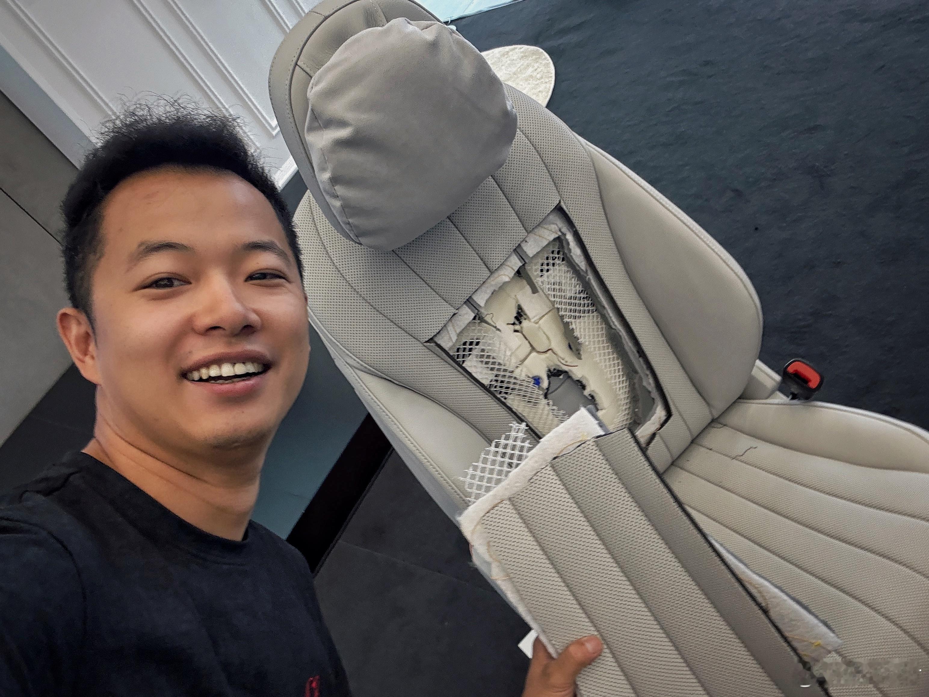 刚才亲手切开了一支全新的奔驰E级座椅，感觉有点可惜，但主要还是兴奋，刀都切坏了两