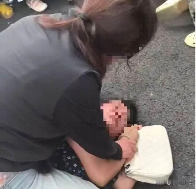 保定，之前看过大街上原配妻子殴打第三者，这次就在闹市区，又有一位女子当众殴打另一