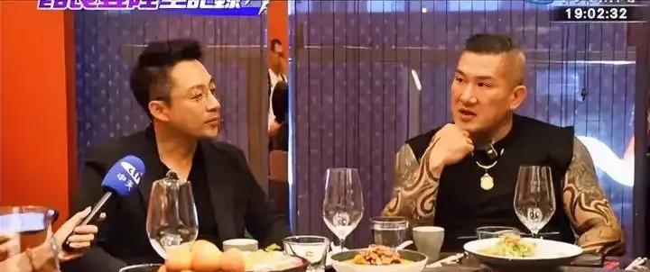 汪小菲真是吃一百个都不嫌腥，竟然和台湾网红“馆长”同框直播，引起了很大争议！今