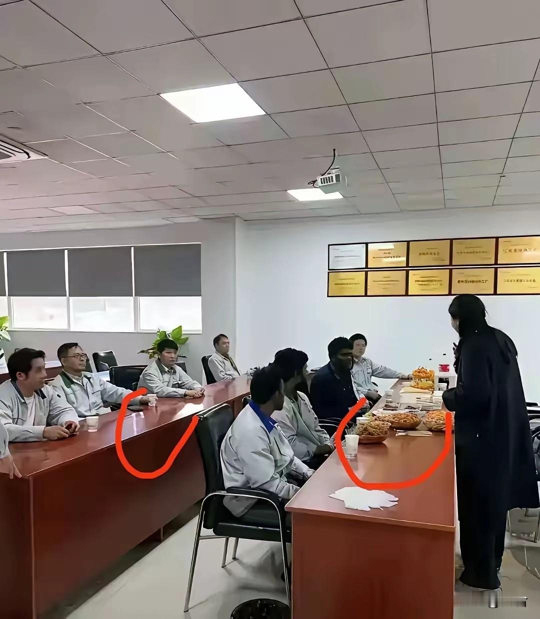 发现没，苏州这家台企，开会时印度人的桌面摆满吃的，可是再仔细一看，中国人坐的桌面