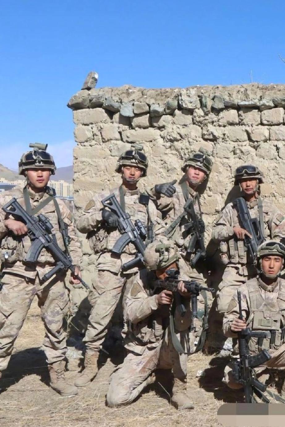 装备191式枪械的解放军叔叔真是帅!