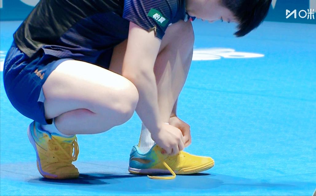 笑死我了！莎莎比赛前，又开始炫她的小黄鞋了。原来两根鞋带都没系呀！第一局