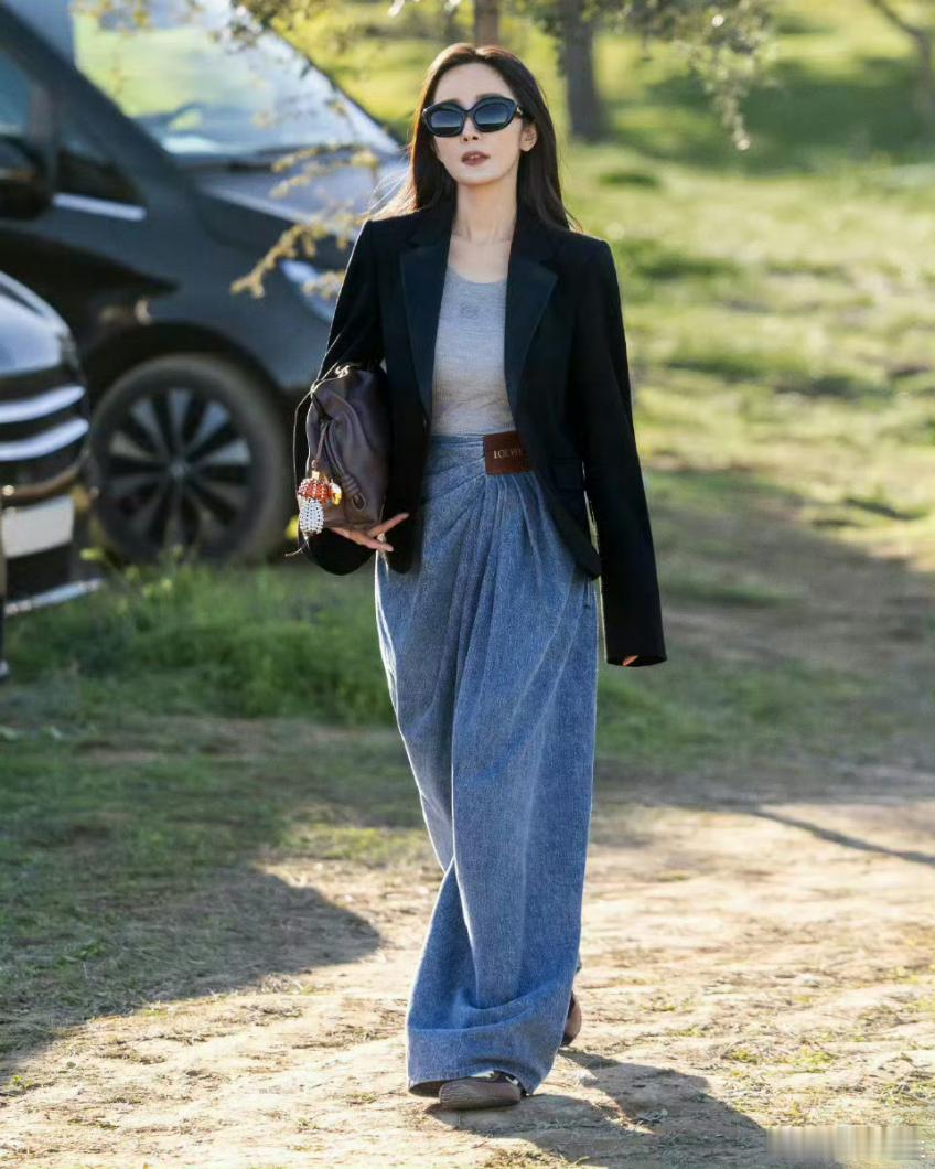 “这扑面而来的星味儿，杨幂穿的可是平底运动鞋…”