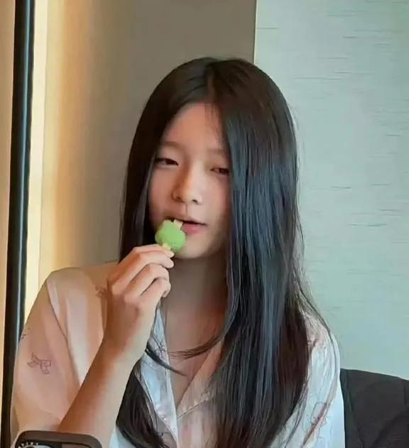 北京机场偶遇马筱梅带大S一双儿女！小玥儿长高了，走路挺胸抬头，比以前更自信！她