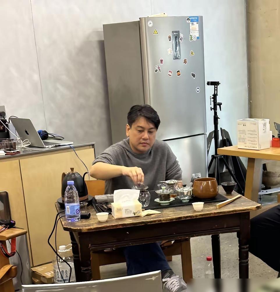 突然理解网友们为什么讨厌朱孝天了？​有个网友打了一个很生动形象的比喻：网友们