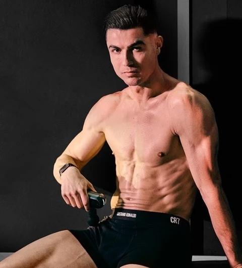 41岁C罗肌肉照引爆网络，自律成就惊人状态步入41岁年龄阶段的C罗，近日凭借