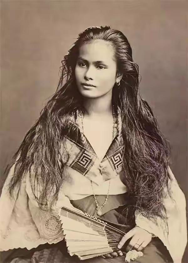 100年前的菲律宾女人。看起来像是一个大佬。能够在100年前拍摄照片的，也算得上
