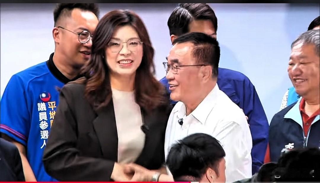 郑丽文今天为李四川站台辅选气氛热，戳破绿媒大肆炒作候选人与郑丽文切割、诬蔑郑丽文