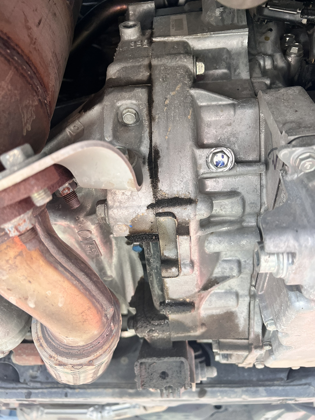 21款xrv1.5T3.2W公里发动机变速箱连接处有油渍污渍，快过保了，兄弟们