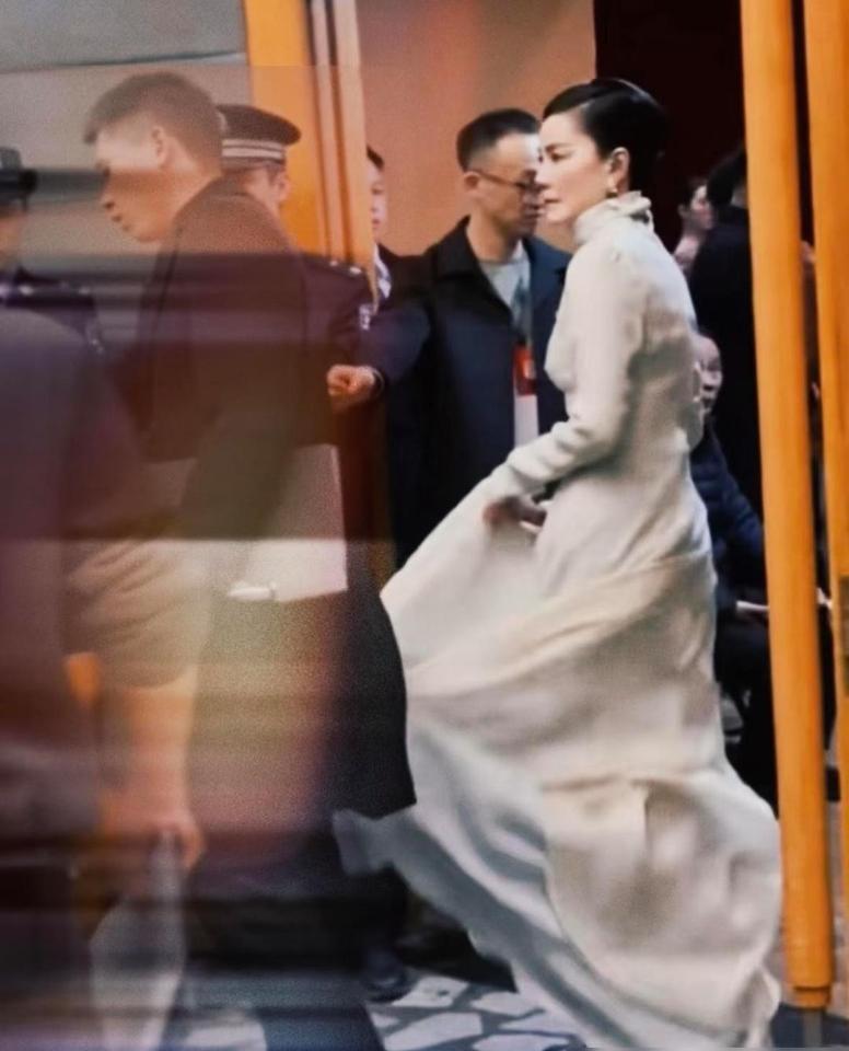 劝你一句，千万别学王菲。她彩排压轴进场，导演吼破嗓子，她点头照样开嗓。春晚金