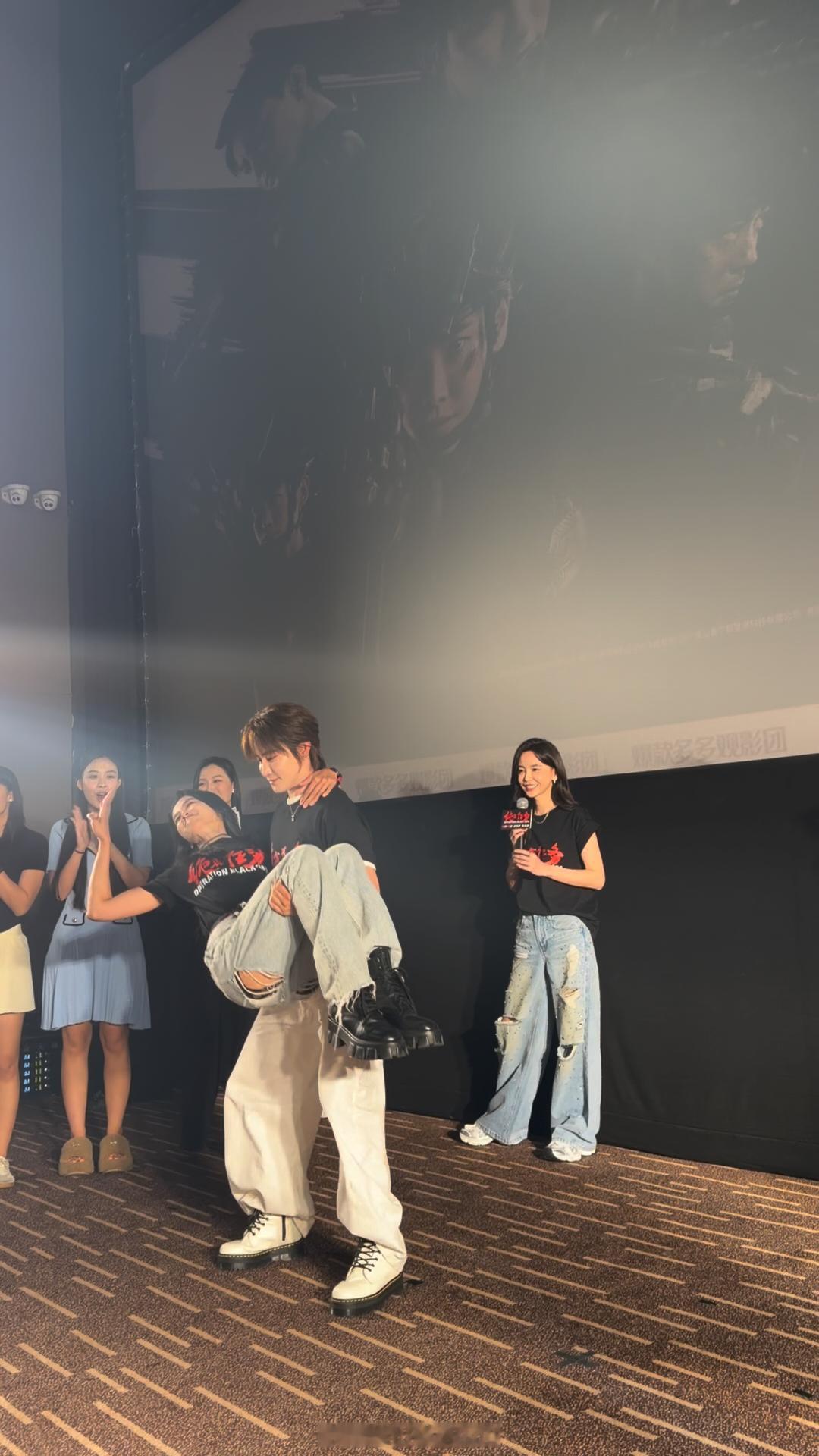 蒋璐霞公主抱蹲起绝密任务主创现场发力了锋芒尽显，实力出圈！蒋璐霞首映现场放大招