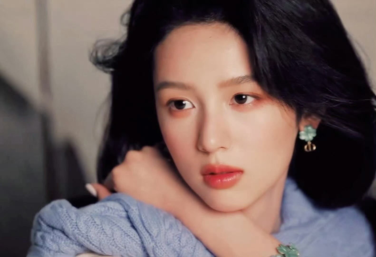 周也，自带柔光的油画少女，优雅得刚刚好。