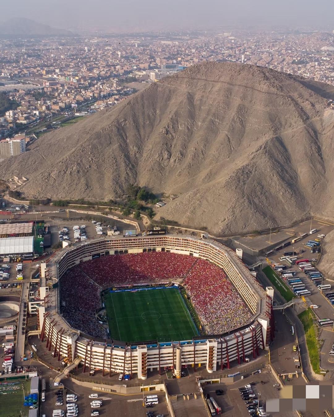 这个山像一堆土，连科树都没有[笑着哭][笑着哭][笑着哭]山脚下的超级巨无霸球场