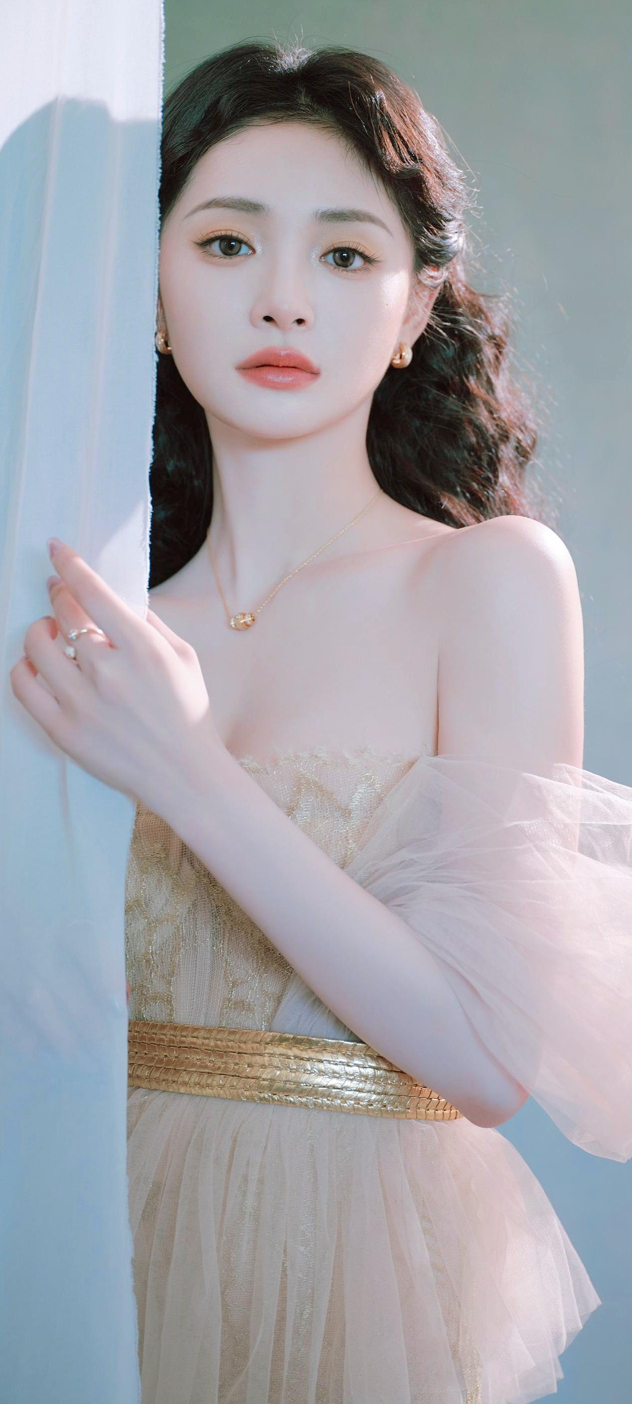 上联：云鬓卷时，金饰流光添妩媚下联：素纱落处，仙裙曳影显娇柔对联对对联飞花
