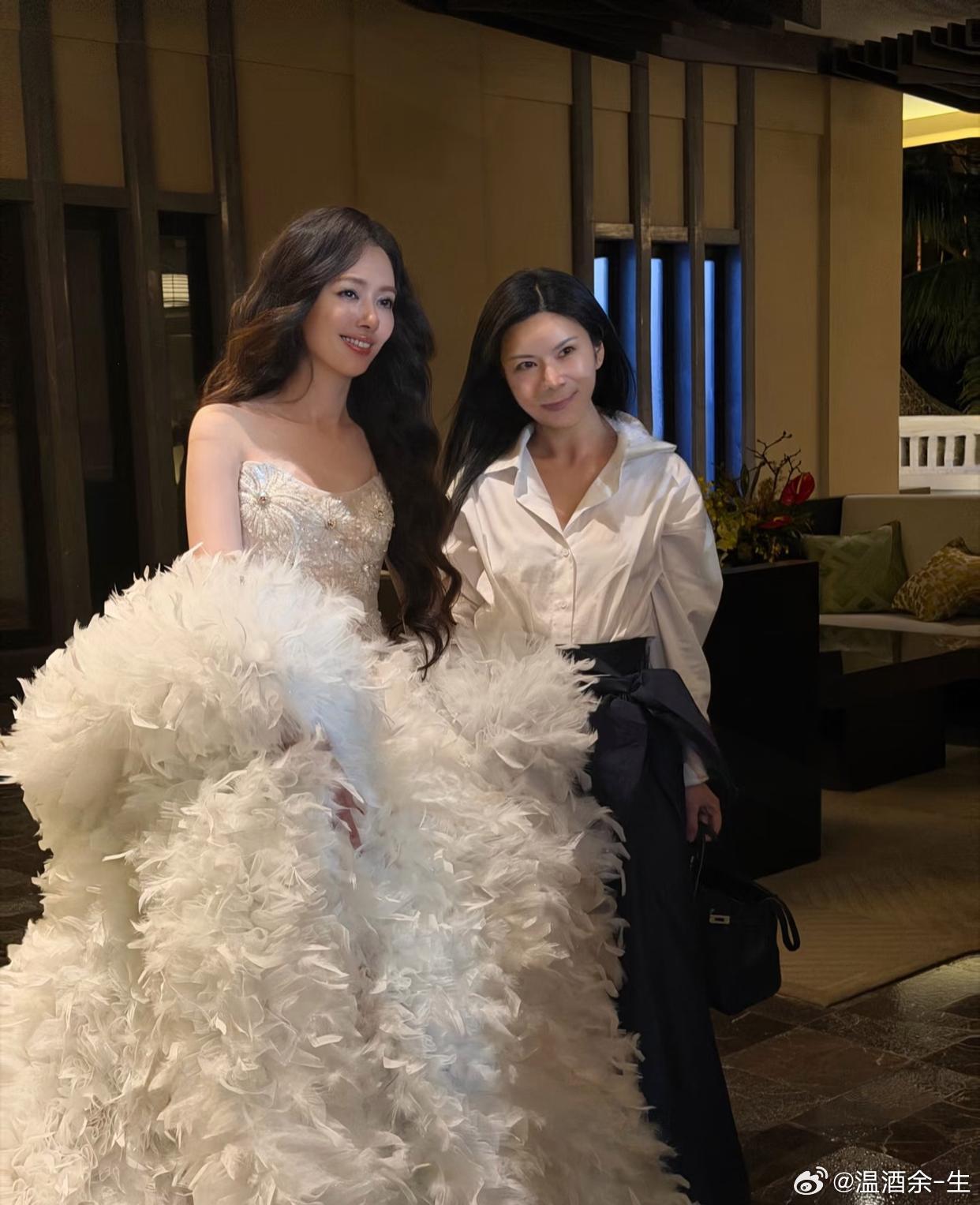 海南看秀郭碧婷，虽然她已经41岁是两个孩子的妈妈，但穿上白色婚纱的她依然光彩夺目