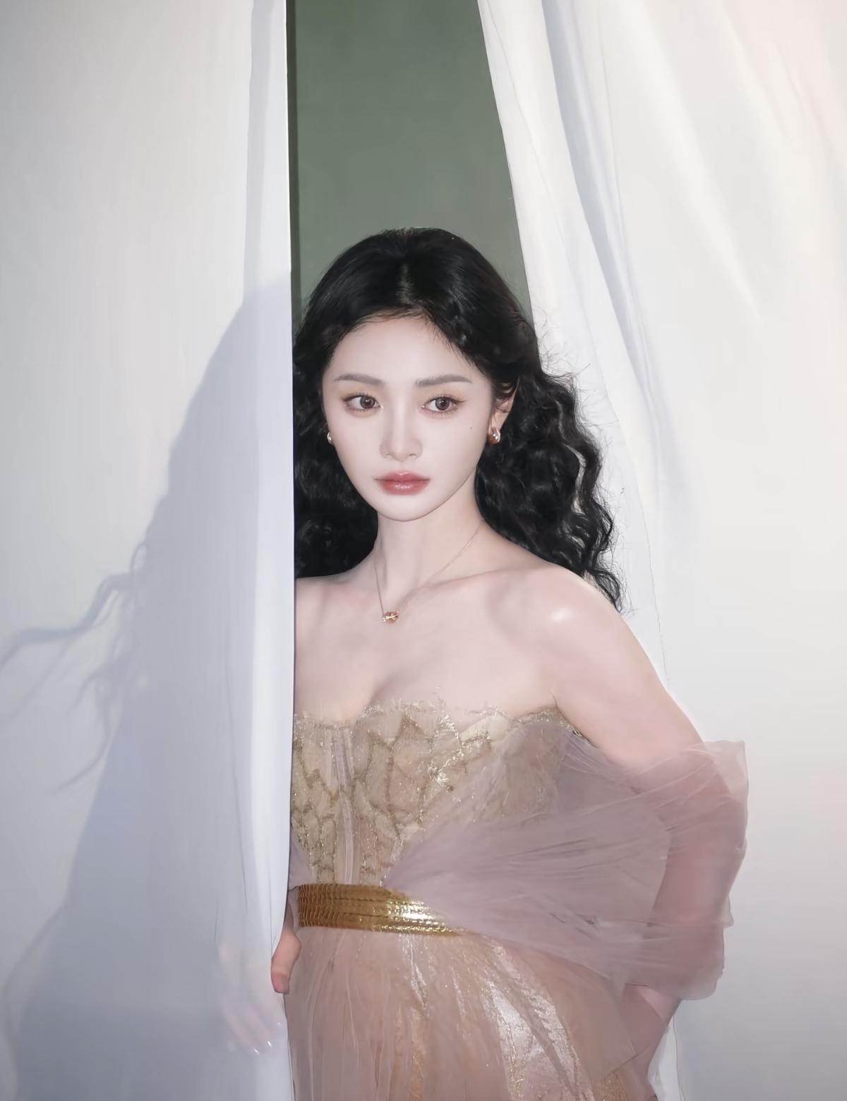 周洁琼这一身也太像从古典油画里走出来的了吧香槟金色的薄纱裙配复古卷发，温