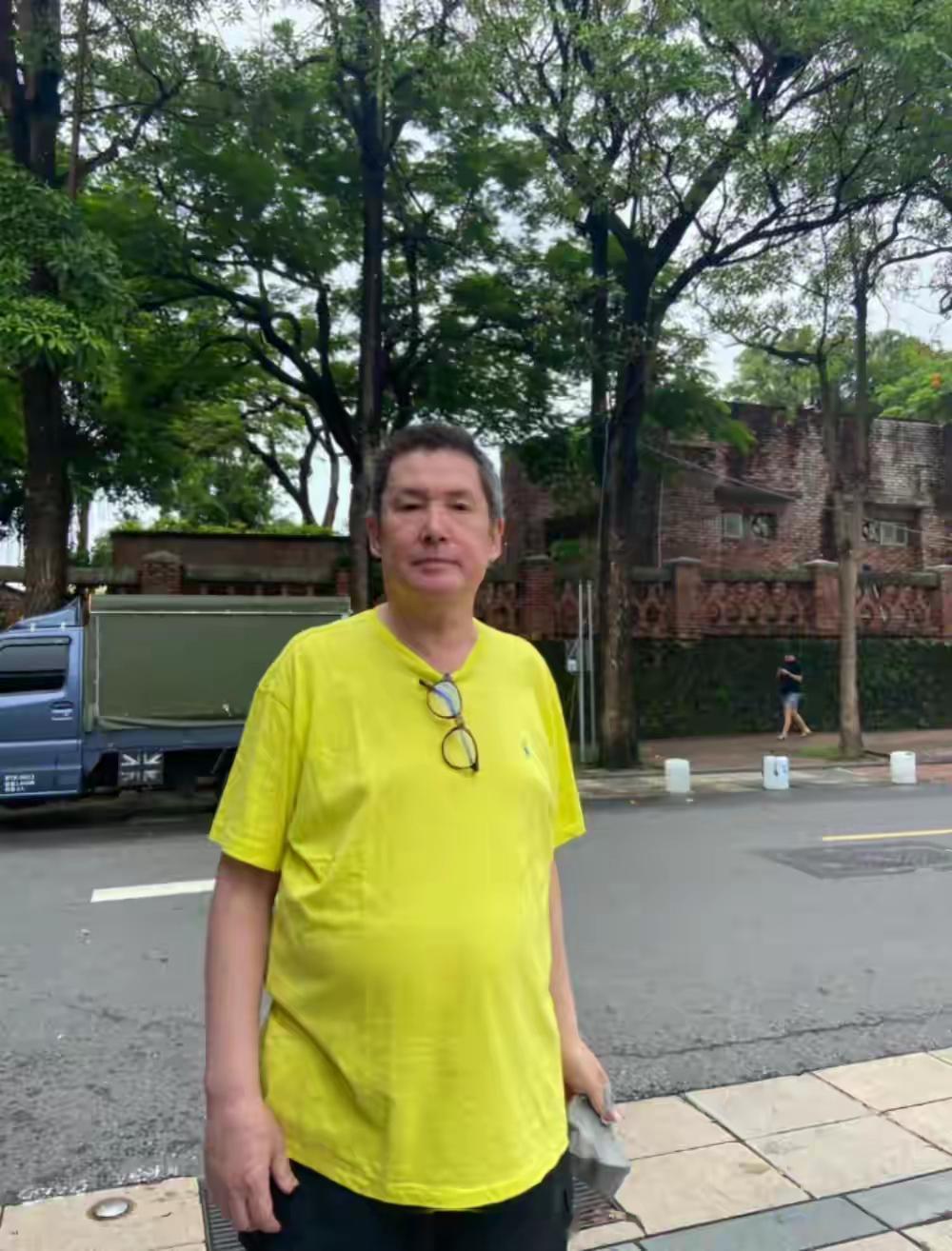 郭碧婷爸爸跟小女儿一家度假，因生病胖了有20斤，自侃老人痴呆样！！！​​​