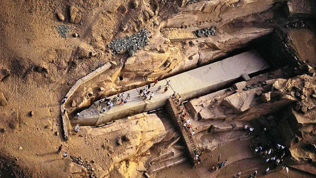 古埃及未完成的方尖碑，已经开凿好了，就是中间断了，这真的太可惜了这方尖碑可不