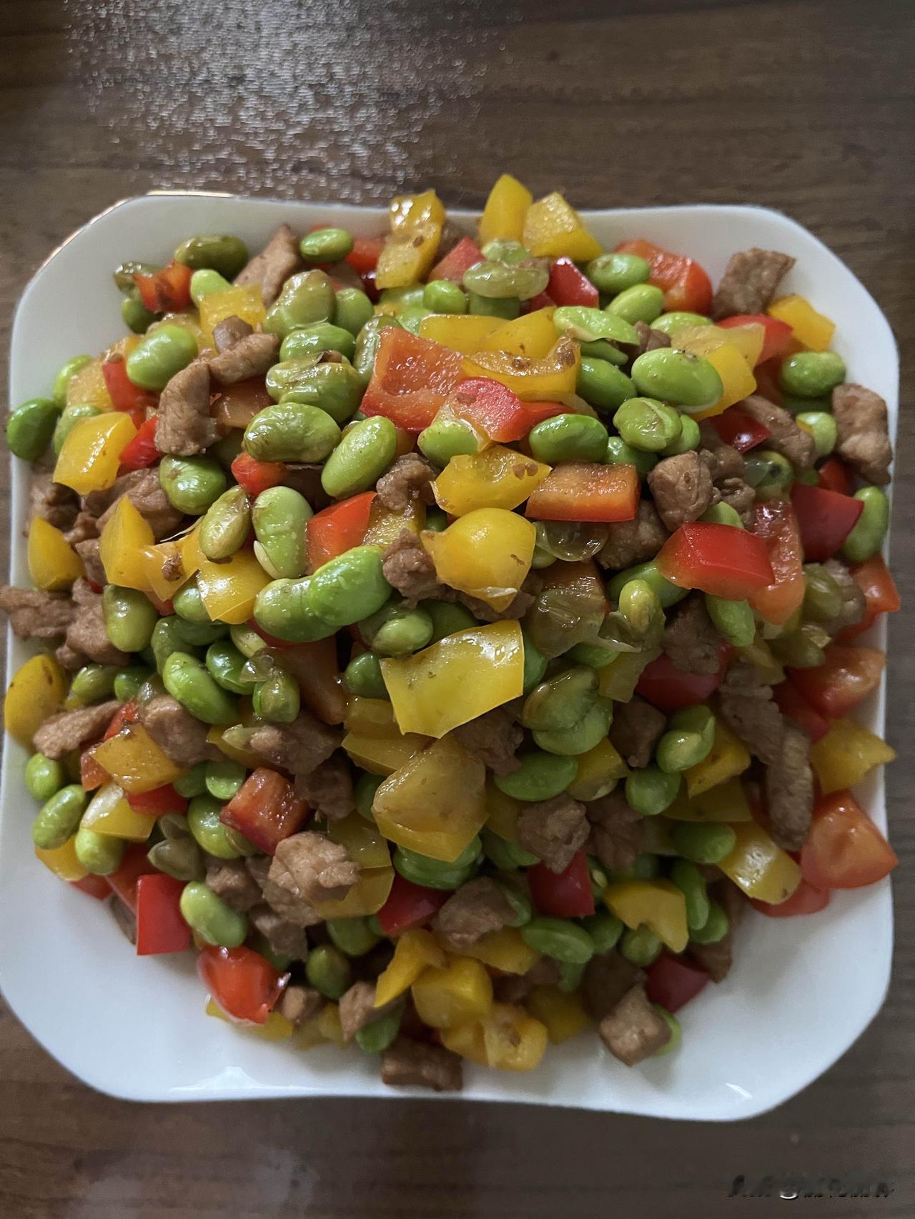 好友们晚上好！秋安吉祥，晚餐愉快！今天的晚餐：彩椒青豆炒肉丁红薯玉米松花蛋