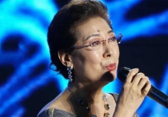 1990年，歌唱家关牧村因家暴提离婚，王星军说房子孩子选一样，关牧村的选择让他