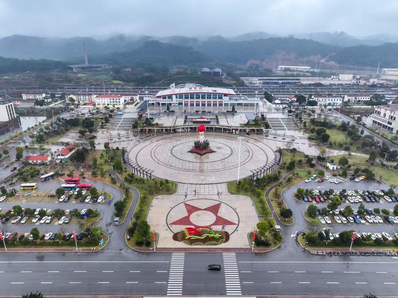 赣瑞龙铁路自2015年开通以来，已满十年，这条连接江西赣州与福建龙岩的铁路，对赣