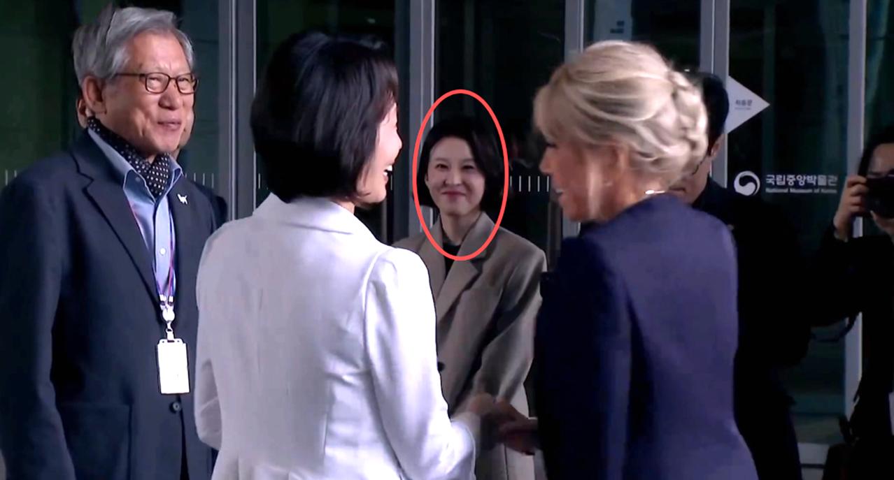 韩国夫人和法国夫人行贴面礼，安贵玲看着非常羡慕！4月3日，法国总统马克龙和韩国