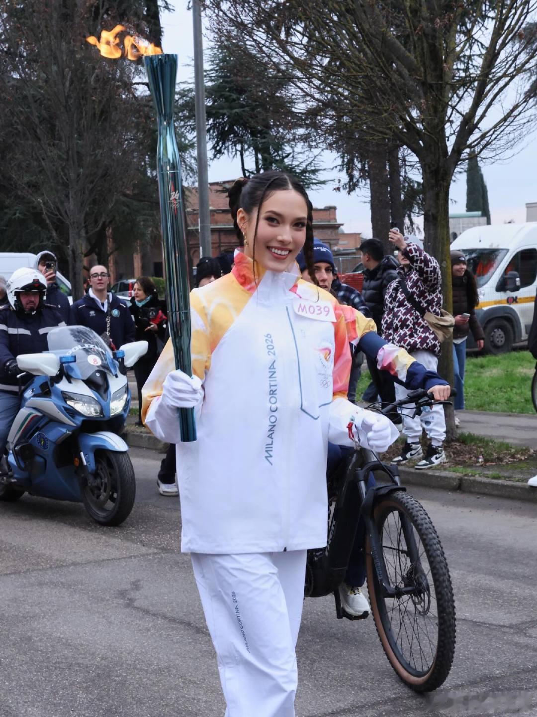 谷爱凌说米兰冬奥会奋力前行2026冬奥会火炬传递活动继续进行，奥运冠军谷爱凌担