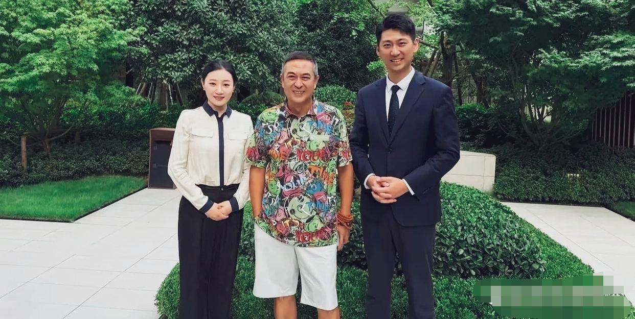 张嘉译现身成都，花短袖配白色短裤，两鬓斑白，驼背明显，与网友合影笑容可掬，特别随