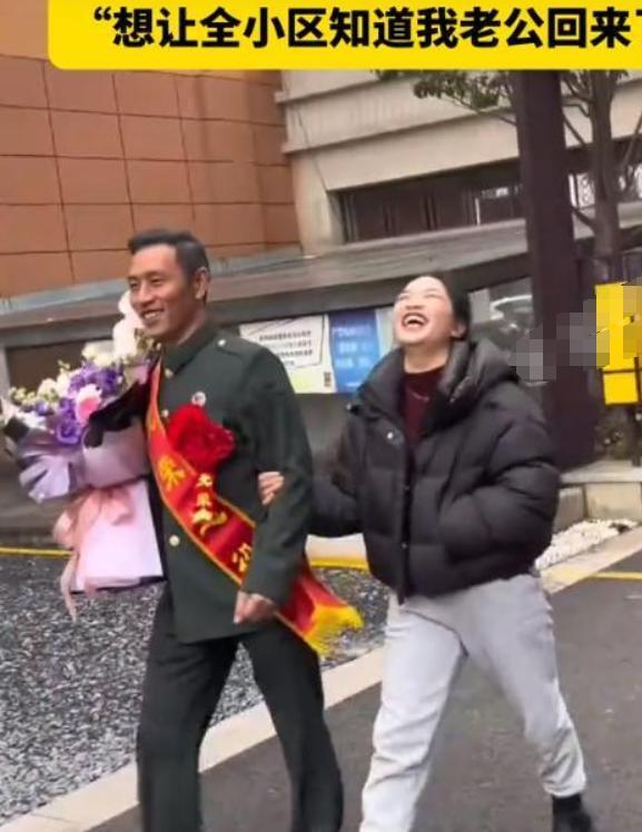 2019年，贵州，27岁年轻漂亮女子抱着1岁半的儿子，在小区遛弯，邻居见她经常一