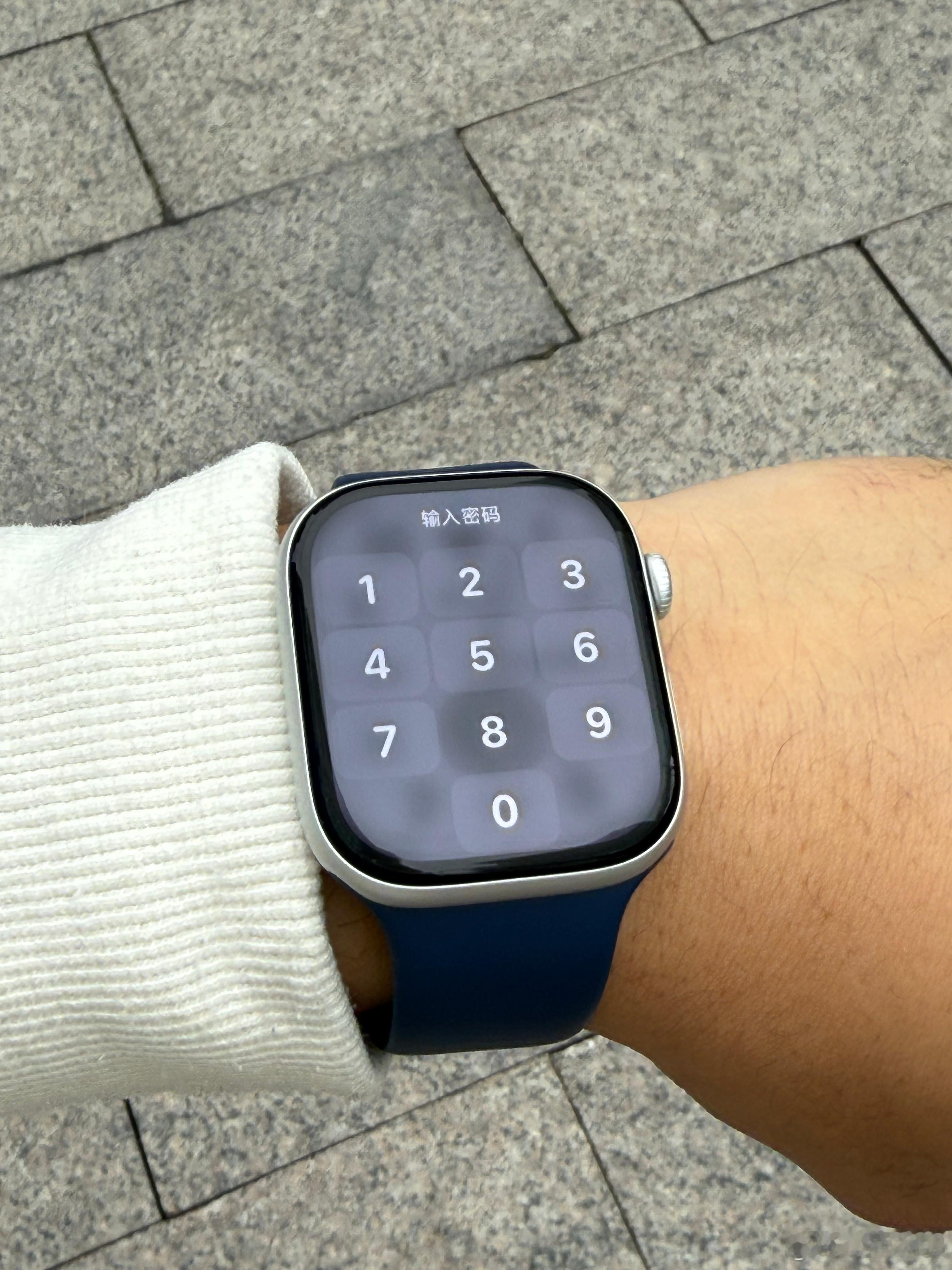 AppleWatch每次输入密码很烦，不设置密码又提示你手机上有个策略要求，教