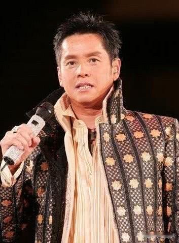 谭咏麟作为天皇巨星但他也不是全能的起码他自己都认为自己唱国语歌曲的一些字的发音