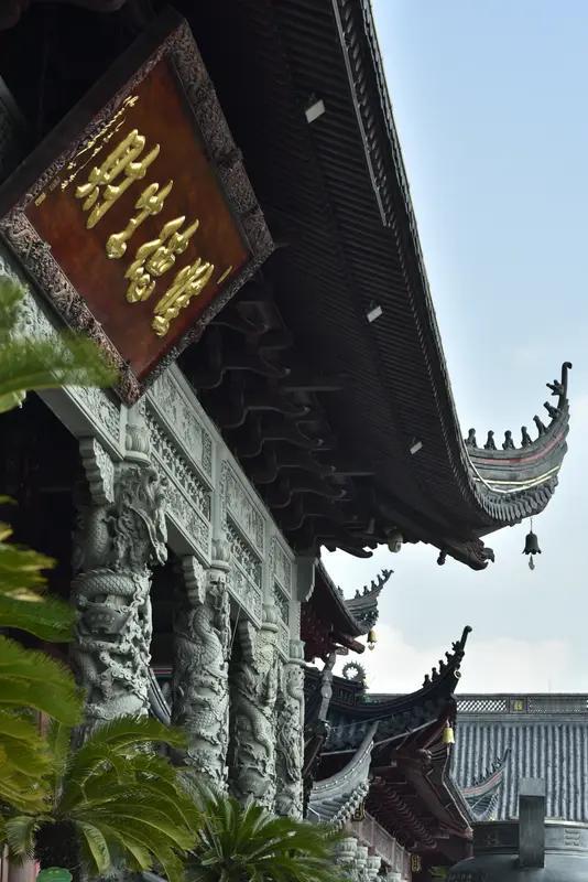 2月20日晚至21日，上海财神庙通宵开放迎财神，吸引大量敬香者。网上有视频传出消