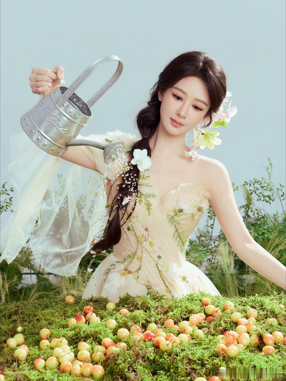 杨紫邵闯拍的花神杨紫邵闯镜头里的杨紫化身林间花神，这套绿野大片直接美到犯规！浅纱