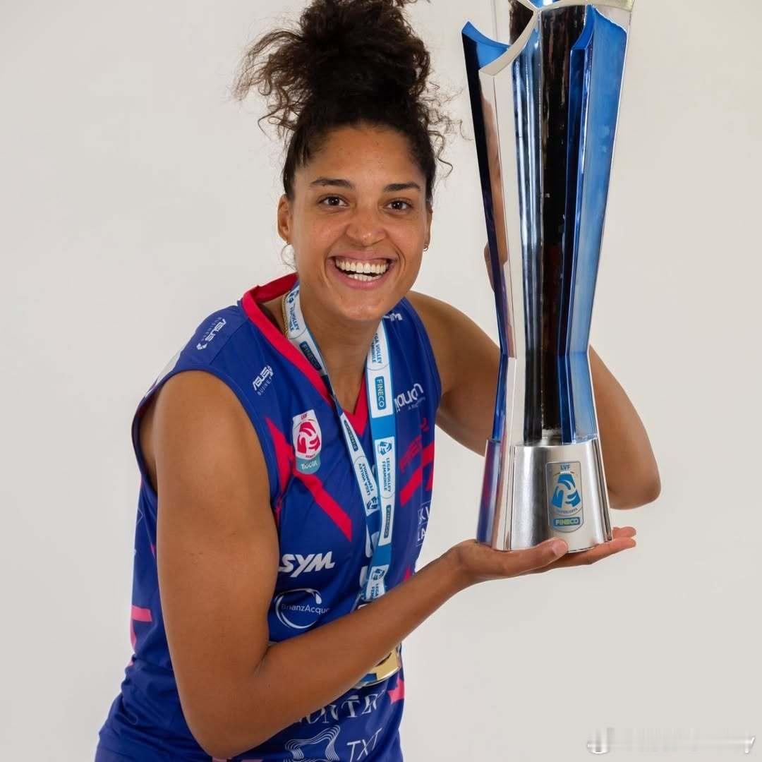 荷兰接应塞莱斯特·普拉克已被米兰解约，目前可自由参与市场谈判。由于中国球员李盈