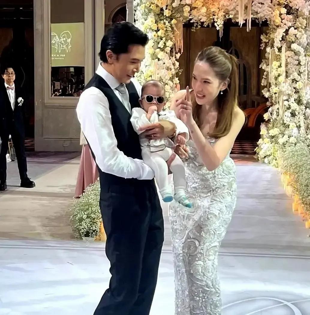 邱泽许玮甯三个月大的儿子被偷拍照流出，小肉脸高鼻梁直接冲上热搜。俩人结婚四年一