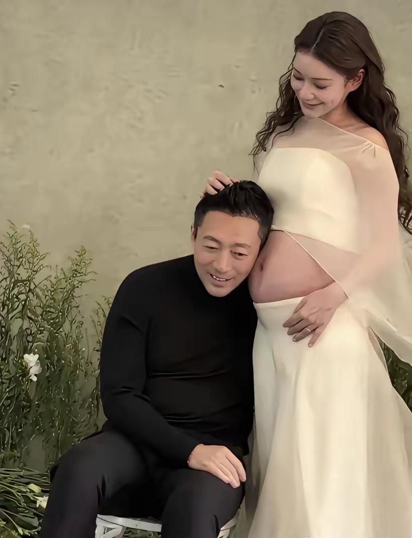 同一个男人，两任妻子，肚子给出的答案天差地别。当年大S的肚子大得吓人，路都走不