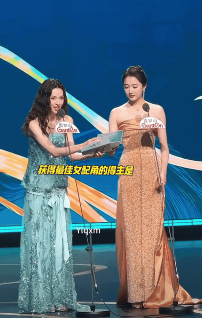 谁懂昨晚上宣读白玉兰最佳女配的时候，当关晓彤看到获奖名单时，失去表情管理的那一瞬
