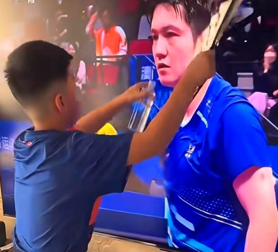 有人说，像樊振东这样的运动员，光有技术不够，还要有“人品”，才能真正赢得人心。