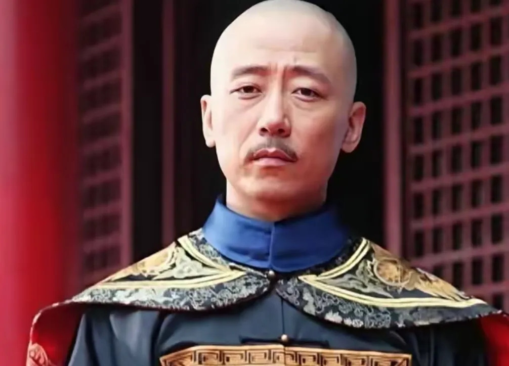 康熙年间，大臣尹泰在自家庭院里偶遇了一位美丽小丫鬟，尹泰一时兴起，强行与之发生关