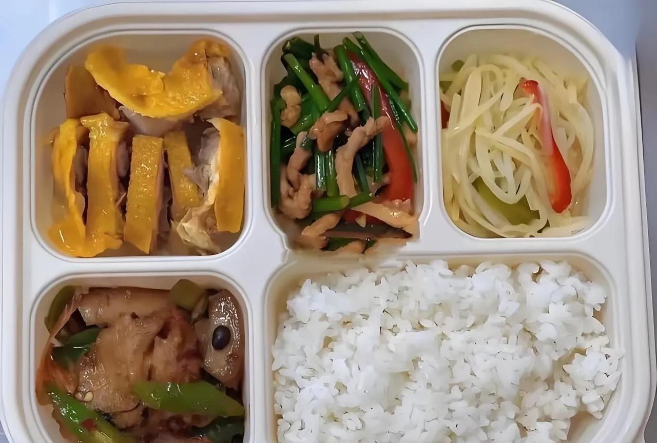 现在钱是真难挣啊。老公做了三十份盒饭，摆在路边卖。刚起步，定价十二块一份，还送一