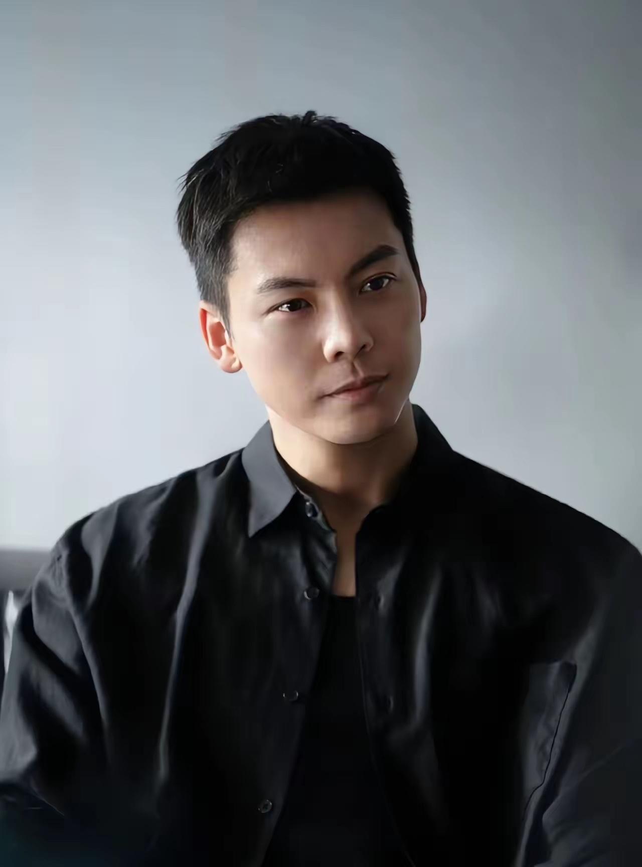 终于理解了为什么英皇的艺人没有一个出来单干的了!英皇老板杨受成,居然为陈伟霆准