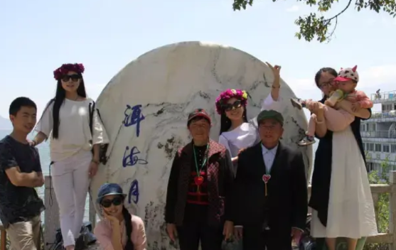 男子带女友一家人游玩了一天，让女友把账结了！原来男子带女朋友的一家人在深圳去
