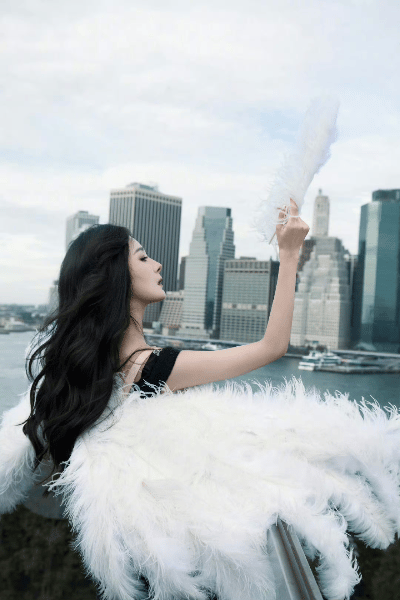 杨幂维密翅膀炸场！纯白魅魔美到谁CPU烧了我不说。杨幂一踏上维密大秀T台，屏幕前