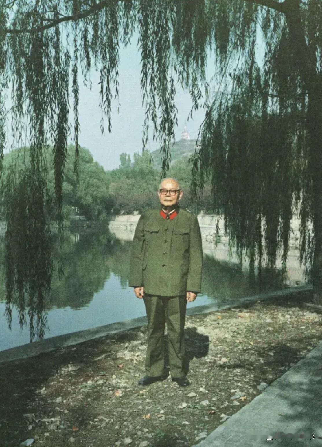 上世纪八十年代，叶剑英在玉泉山身着六五式军装留影的场景，让人印象深刻。玉泉山位于